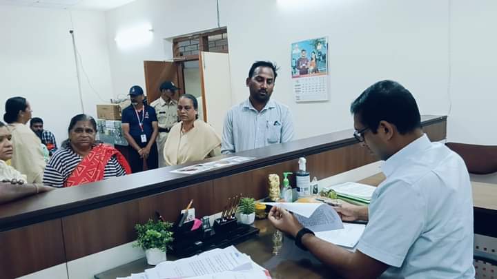 इंदौर कलेक्टर श्री आशीष सिंह ने जन सुनवाई में सुनी आमजन की समस्याएं।