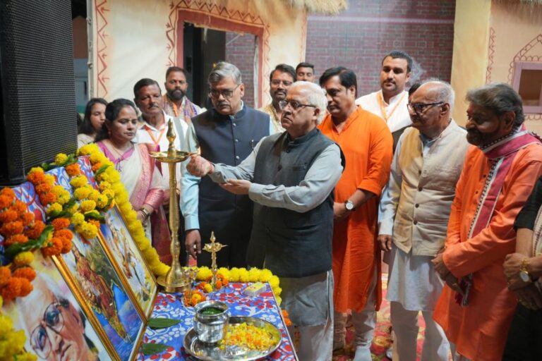 दमोह में स्वदेशी मेले का भव्य आगाज: ‘मेक इन इंडिया’ का संदेश देते हुए रंगोली और कृष्ण लीला ने बांधा समां