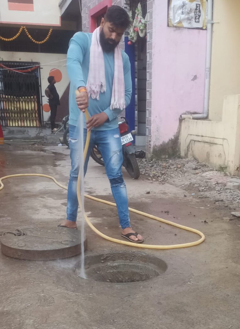 नगर निगम अधिकारी की लापरवाही के कारण भाजपा नेता लखन देपाले इंदौर वाले उतरे मैदान मे उन्होंने किया डेनेज़ लाइन चेम्बर साफ