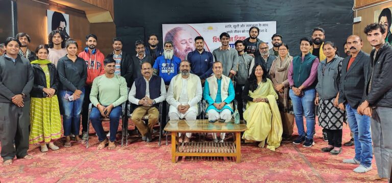 प्रथम अंतरराष्ट्रीय ध्यान दिवस पर लाखों की संख्या में जनमानस ने किया श्रीश्री के साथ ध्यान।