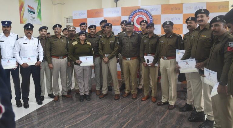पुलिसकर्मी बेहतर व उत्कृष्ट कार्य करने पर हुए, प्रशस्ति पत्र व नगद पुरस्कार से सम्मानित।*