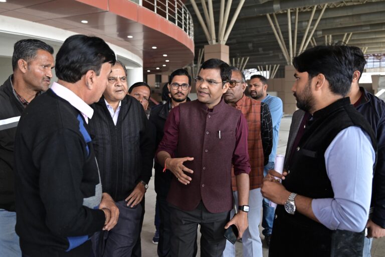 निर्माण के अंतिम चरण में चल रहे अंतरराज्यीय बस टर्मिनल का प्राधिकरण मुख्य कार्यपालिक अधिकारी श्री अहिरवार ने किया निरीक्षण
