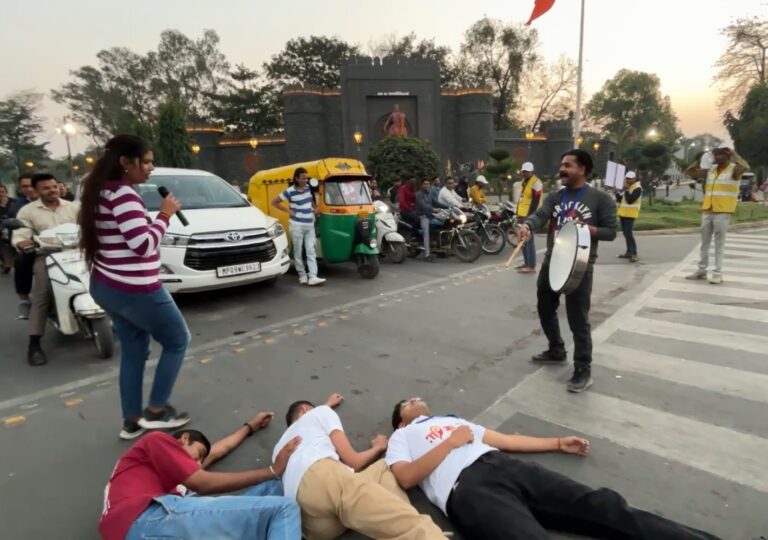 ज़ेबरा क्रॉसिंग पर है पैदल यात्री का अधिकार, न खड़े करें इस पर वाहन – नुक्कड़ नाटक में दिया सन्देश*