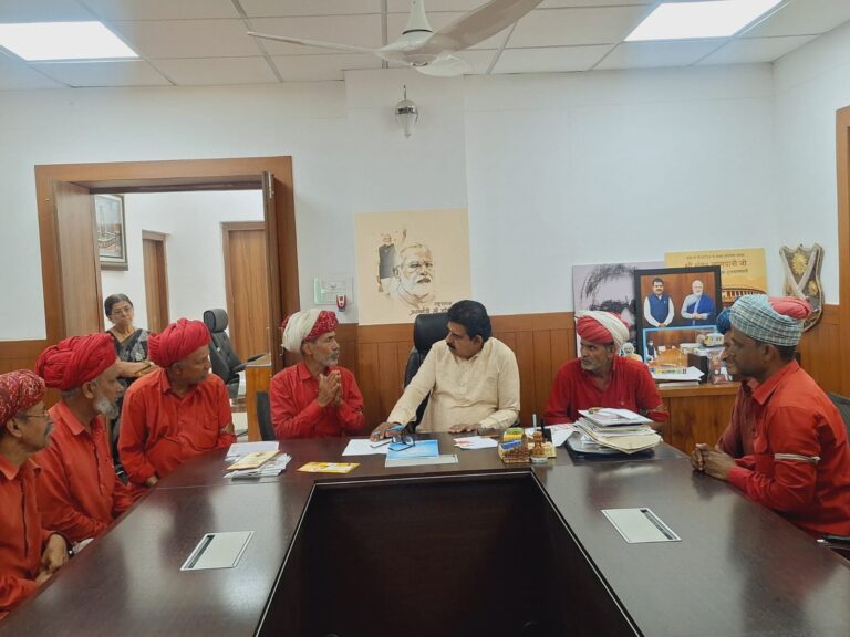 इंदौर रेलवे स्टेशन का पुनर्निर्माण कार्य प्रारंभ होने की सुगबुहाट में काम बंद होने के डर से कुलियों ने सांसद शंकर लालवानी से भेंट कर चिंता जाहिर की ..