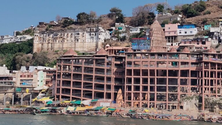 मौनी अमावस्या पर  ओंकारेश्वर में उमड़ा  आस्था का  सैलाब  नर्मदा में स्नान कर बाबा भोलेनाथ के किए दर्शन