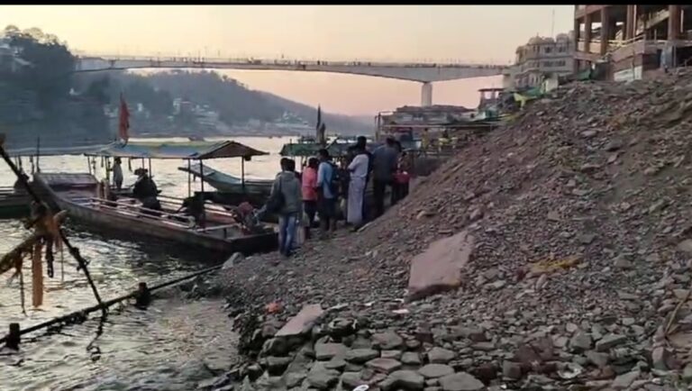 ओंकारेश्वर का प्रमुख कोटि तीर्थ घाट लापरवाही की भेंट चढ़ा, जगह-जगह लगे मालवे के ढेर