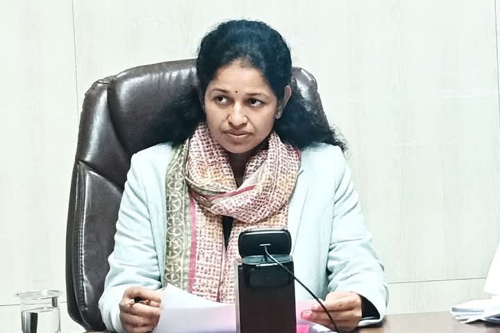 अपने कर्त्तव्यों के प्रति घोर लापरवाही बरतने पर दिया नोटिस. Collector Rewa श्रीमती प्रतिभा पाल ने चार लापरवाह अधिकारियों को दिया वेतनवृद्धि रोकने का नोटिस.