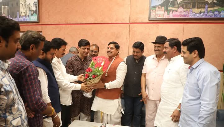 जनप्रतिनिधियों और प्रशासनिक अधिकारियों ने दी मुख्यमंत्री को जन्मदिन की शुभकामनाएं।