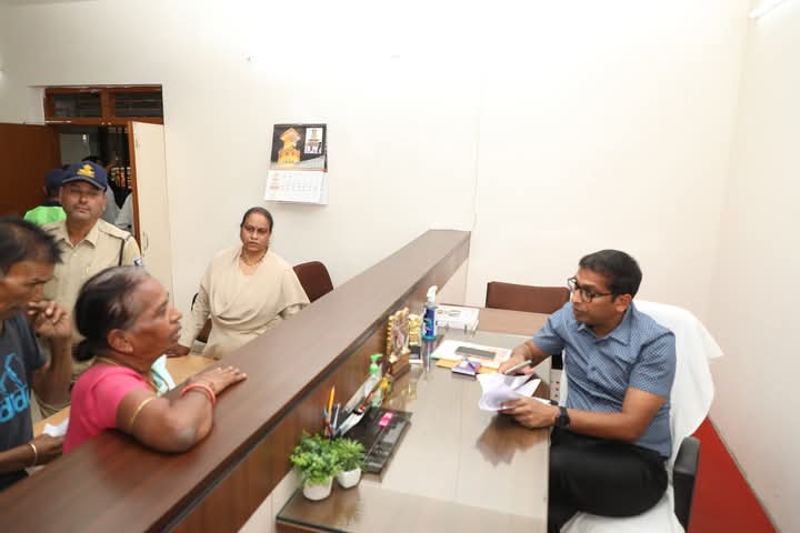 कलेक्टर श्री आशीष सिंह ने संवेदनशील होकर नागरिकों की समस्याओं को सुना और किया निराकरण।