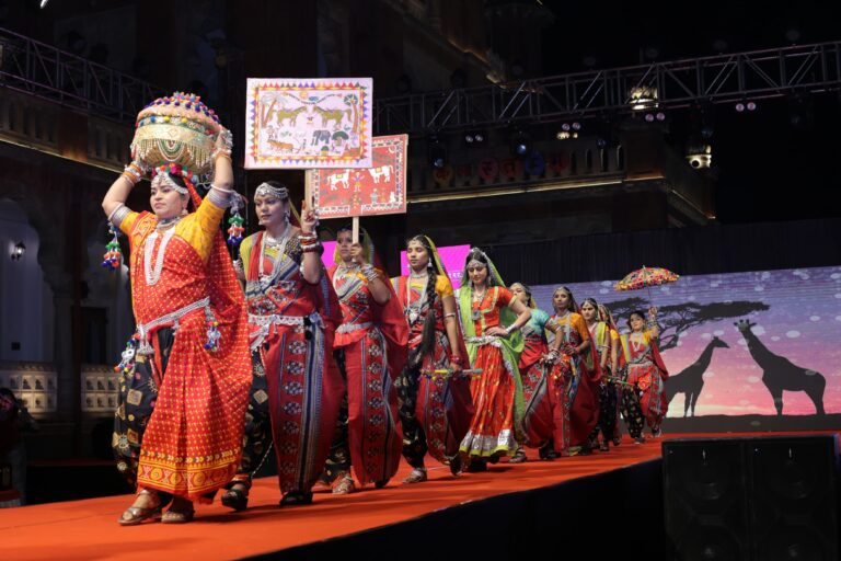ट्राइबल फैशन शो में रैंप पर उतरीं आदिवासी महिलाएंवूमंस प्रेस क्लब ने किया प्रतिभाओं का सम्मान