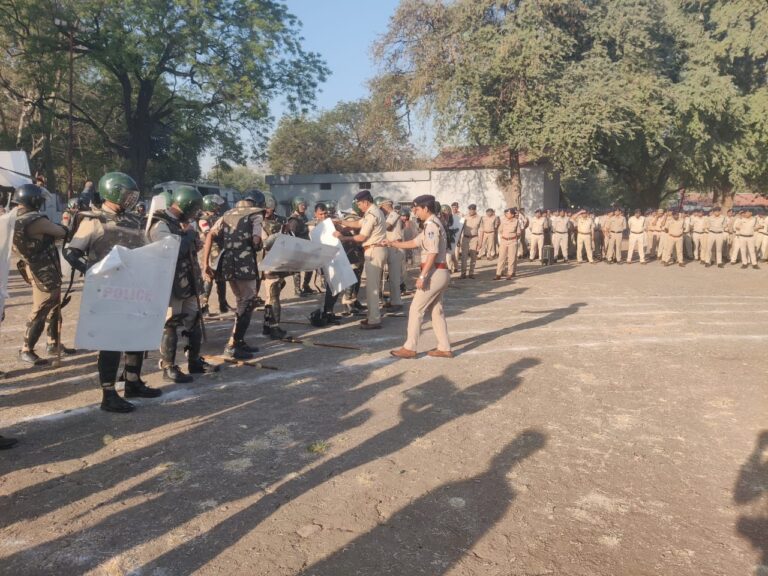 आगामी त्यौहारों को मद्देनजर रखते हुए, इंदौर पुलिस ने किया बलवा ड्रिल का अभ्यास।