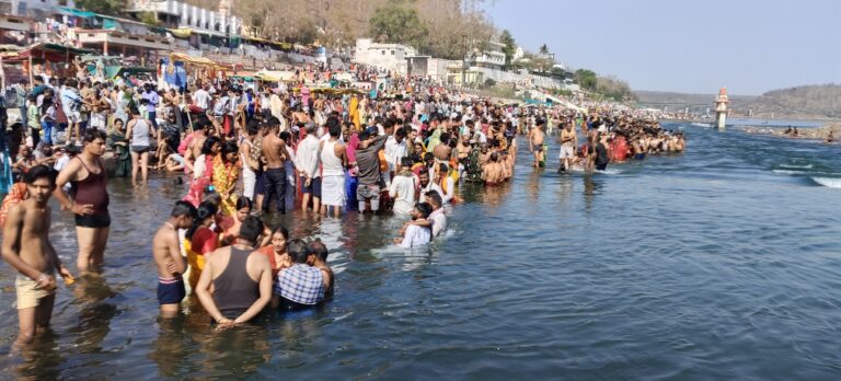 भूतडी अमावस्या पर 2 लाख से अधिक श्रद्धालुओं ने लगाई नर्मदा आस्था की डुबकी ।