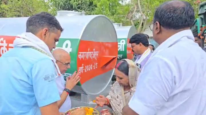 केंद्रीय मंत्री श्री दुर्गादास उईके ने सांसद निधि से 18 पानी के टैंकर कराए उपलब्ध