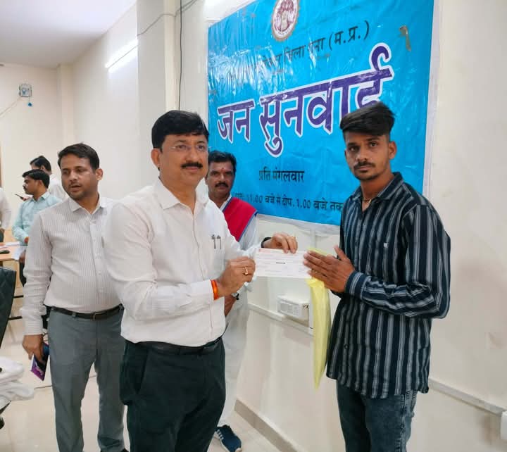 गुना – कलेक्टर ने जनसुनवाई में सुनी आमजनों की समस्याएँ, अधिकारियों को निराकरण के दिये निर्देश