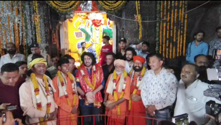 विधायक पुत्र रुद्राक्ष शुक्ला को मिली जमानत। थाने से बाहर निकलते ही मीडिया से बचते हुए रुद्राक्ष निकले बाउंसर के घेरे में