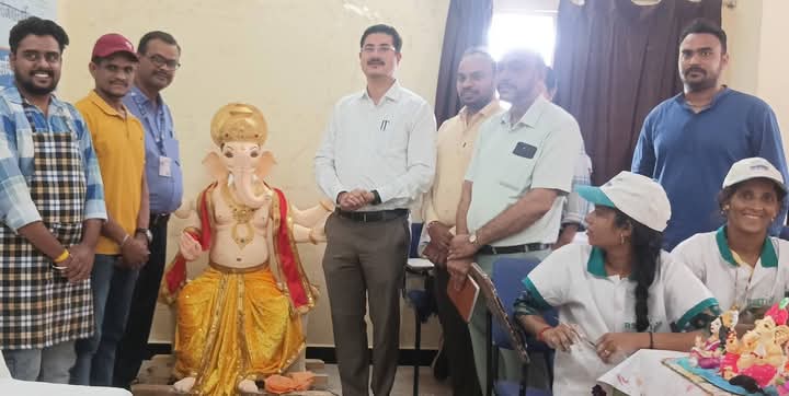 कलेक्टर श्री ऋषव गुप्ता 6 दिवसीय मिट्टी से मूर्ति निर्माण प्रशिक्षण कार्यक्रम के समापन में हुए सम्मिलित