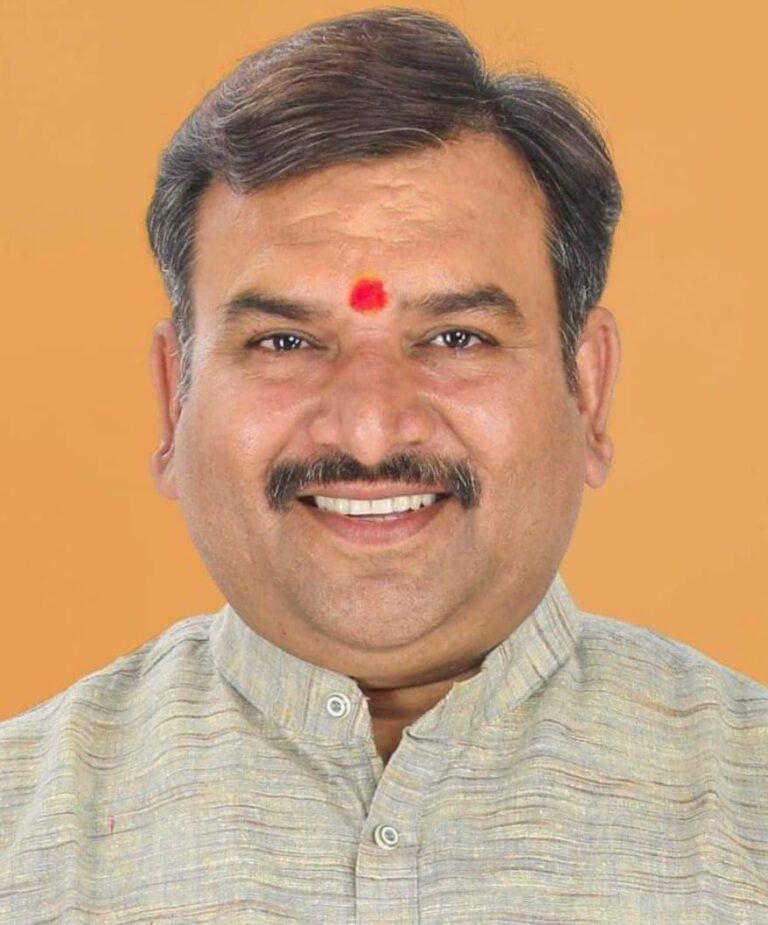 भारत के सामने सबसे बड़ी चुनौती चीन द्वारा भारत के आंतरिक मामलों में किए जा रहे हस्तक्षेप और भारत की सुरक्षा पर पाकिस्तान के साथ मिलकर की जा रही साजिश बहुत ही चिंताजनक है।