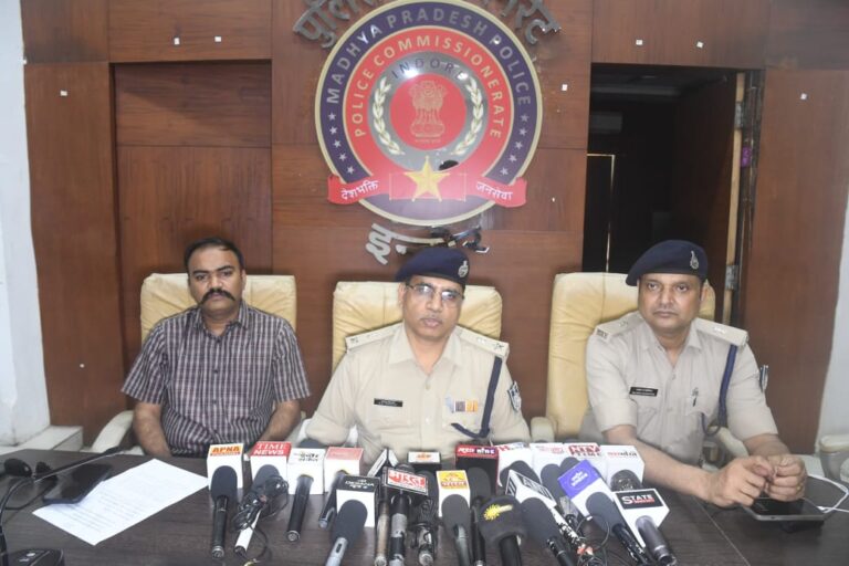 क्राईम ब्रांच इंदौर पुलिस की कार्यवाही में हत्या के प्रयास प्रकरण में फरार, 10 हजार रूपये का ईनामी आरोपी धराया।