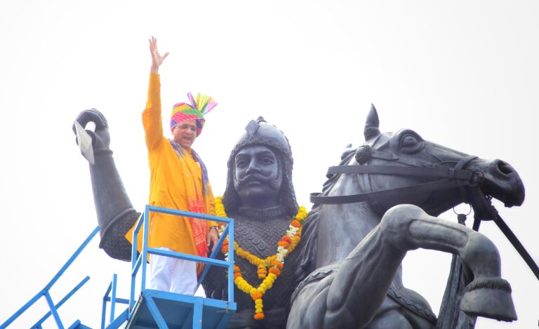 महापौर द्वारा महाराजा छत्रसाल जी की जयंती पर प्रतिमा पर माल्यार्पण