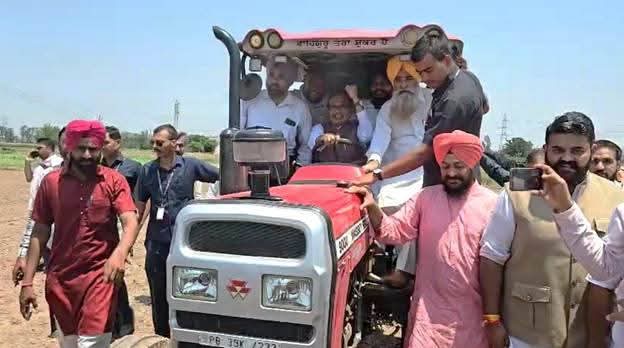 श्री शिवराज सिंह चौहान ने पटियाला में कृषि यंत्रों के कारखाने का दौरा किया ।