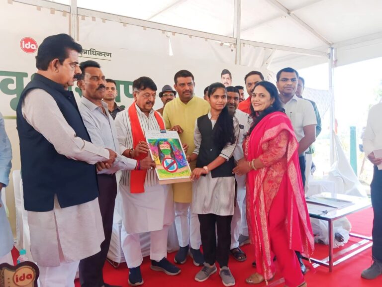 चित्रकला प्रतियोगता में अहिल्याश्रम क्रमांक-2 की निकिता गरोठिया प्रथम।
