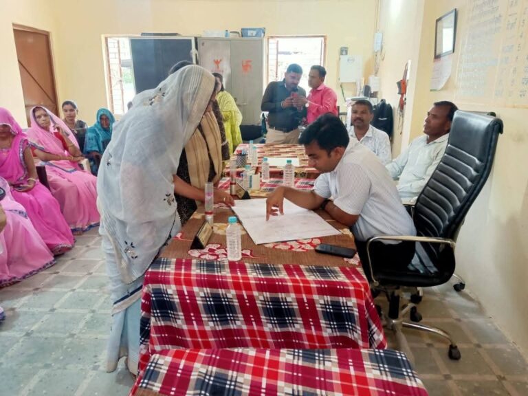 मुख्य कार्यपालन अधिकारी जिला पंचायत श्री जैन ने किया लखपति दीदियों से सीधा संवाद।