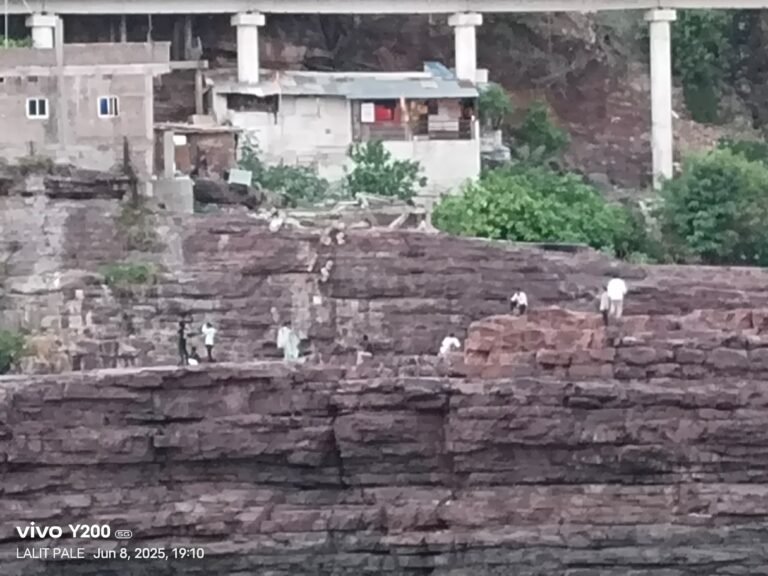 ओंकारेश्वर में झूला पुल के नीचे चट्टानों पर ‘सेल्फी क्रेज़’ बना खतरा, पूर्व में हो चुकी है छात्र की मौत
