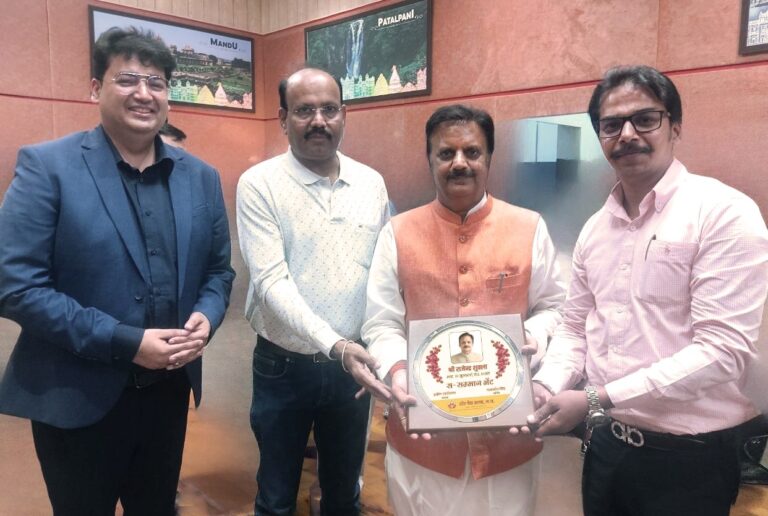 स्टेट प्रेस क्लब, म.प्र. ने उप-मुख्यमंत्री श्री शुक्ला को स्मृति चिन्ह भेंट किया