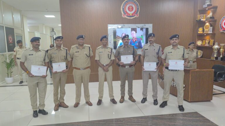 पुलिस कमिश्नर इंदौर ने पुलिसिंग के विभिन्न क्षेत्रों में महत्वपुर्ण भूमिका निभामे वाले 32 पुलिस अधिकारियों/कर्मचारियों को किया सम्मानित।