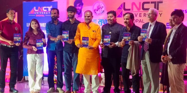 फादर्स डे पर सत्येंद्र साहू द्वारा लिखित किताब ने करो 7 का विमोचन सारेगामा टॉप टेन फिनालिस्ट चेतन भरंगा ने किया.