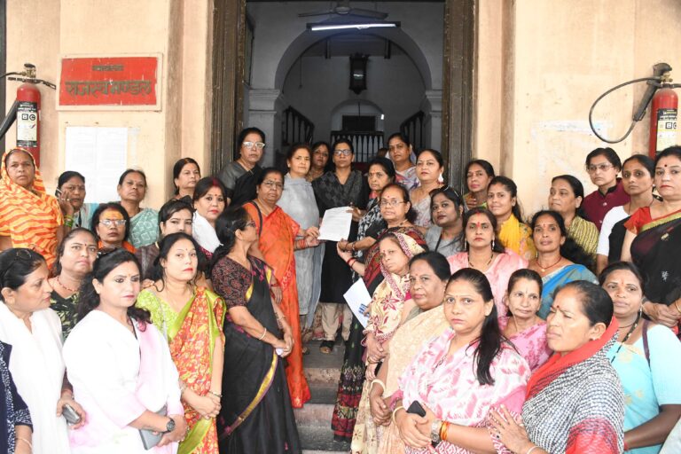 इंदौर भाजपा महिला मोर्चा ने संभागायुक्त के नाम सौंपा ज्ञापन।
