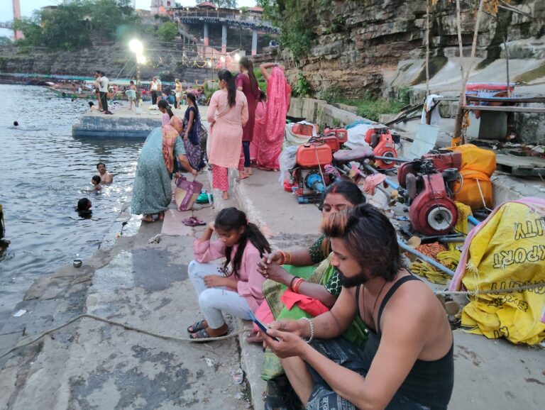 गंगा दशमी के अवसर पर भक्तो ने आस्था की डुबकियां लगाई .